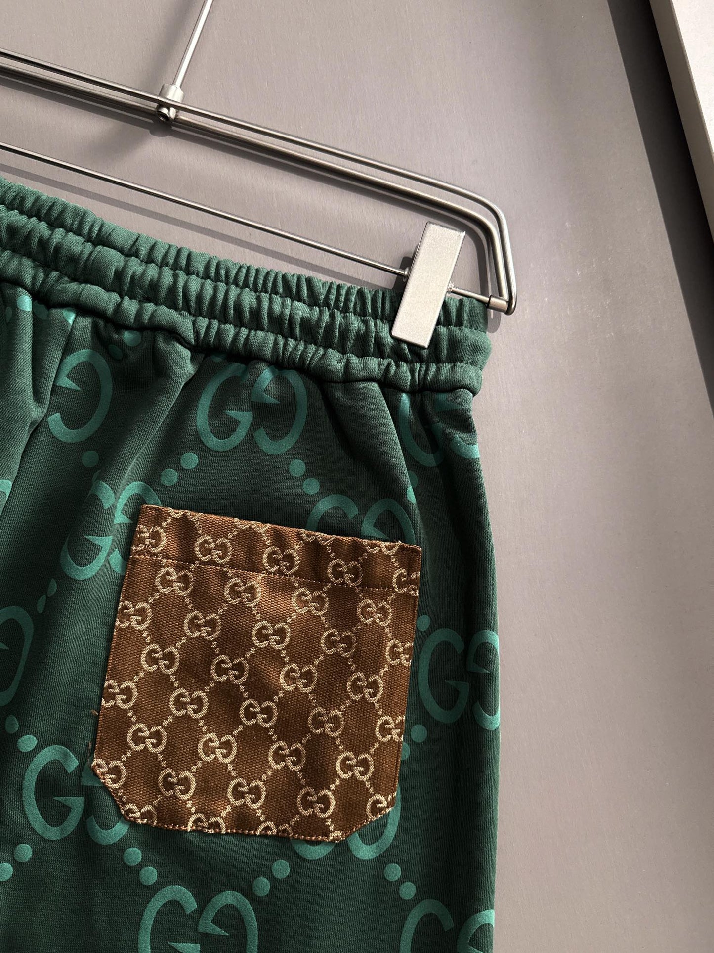 Gucci shorts with back patch pocked