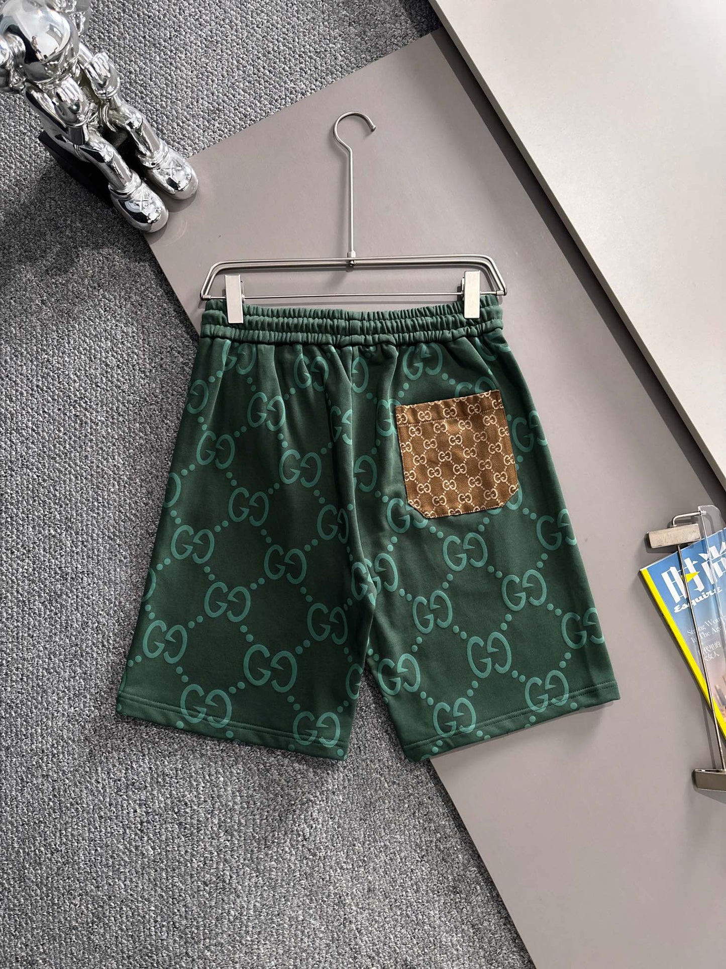 Gucci shorts with back patch pocked